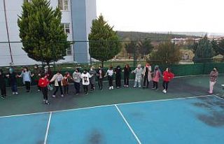 Şenlikte üniversite öğrencilerine 700 kilo hamsi...