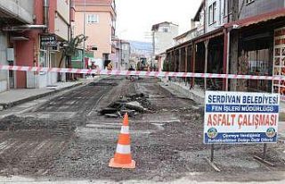 Serdivan’da sokaklar sıcak asfaltla yenileniyor