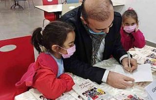 Sevimli ikizleriyle kitaplarını imzaladı