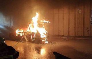 Seyir halindeki araç alev alev yandı