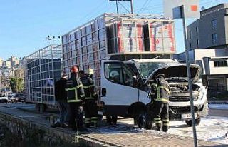 Seyir halindeki kamyonetin motor kısmı yandı