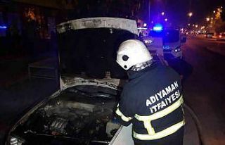 Seyir halindeki otomobil alev aldı