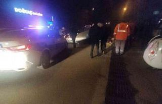 Seyir halindeki otomobil tellere çarpıp takla attı