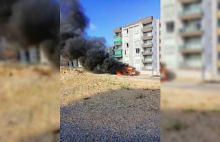 Seyir halindeki servis aracı yandı