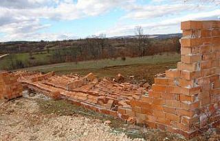 Şiddetli lodosta çiftlik duvarı büyük bir gürültü...
