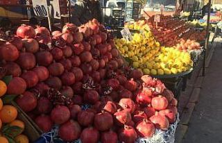 Şifa deposu nar pazar tezgahlarında