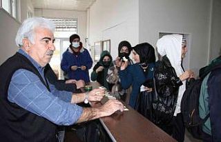 Sigarayı bıraktı topladığı parayla bin öğrenciye...