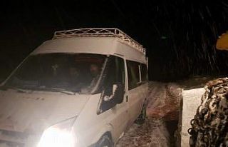 Siirt’te karda mahsur kalan 12 yolcu kurtarıldı
