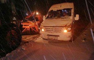 Siirt’te karda mahsur kalan ambulansı ekipler kurtardı