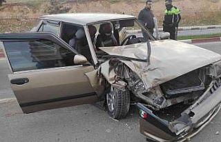 Siirt’te otomobil minibüsle çarpıştı: 2 yaralı