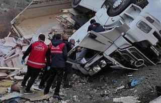 Siirt’te tır devrildi: 1 ölü