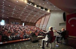 Âşıklar saz çalıp türkülerle atıştı