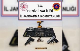 Silah kaçakçısı çok sayıda malzemeyle yakalandı