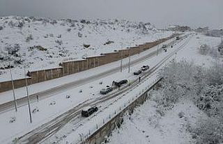 Sinop’ta kar yağışı trafiği olumsuz etkiledi