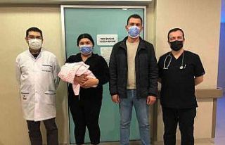 Sırtında kese ile doğan bebeğe başarılı müdahale