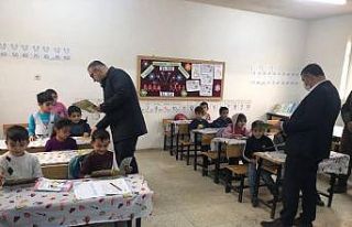 Şirvan Kaymakamı Hasar, köy okullarında öğrencilerle...