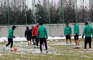 Sivas Belediyespor, kar altında çalıştı