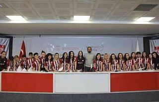 Sivasspor Kadın Futbol Takımı’nda 25 imza birden