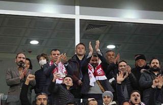 Sivasspor’u yönetim ayakta alkışladı