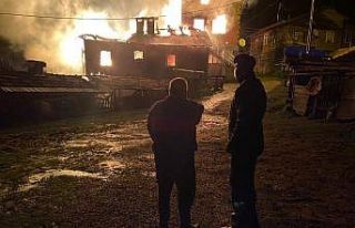 Sobadan çıkan kıvılcımlar iki evi küle çevirdi