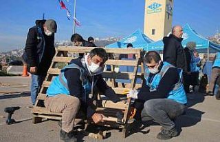 Sokak hayvanları için atık paletlerden kulübe...