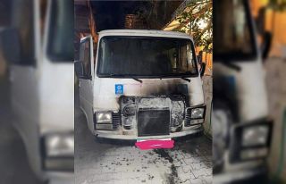 Söke’de park halindeki minibüs alev alev yandı
