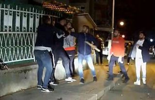 Sopa, yumruk ve tekmelerin havada uçuştuğu kavga...