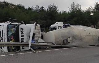 Su kanalına devrilen beton mikserinin sürücüsü...