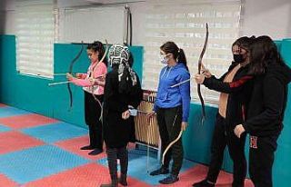 Şuhut Gençlik Merkezinde resim ve okçuluk eğitimleri...