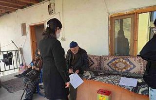 Sungurlu’da sağlık çalışanları köylerde aşı...