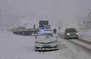 Sürücüler uzun süre yollarda kaldı, ekipler seferber...