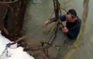 Suya düşen telefon için buz gibi suya girdi