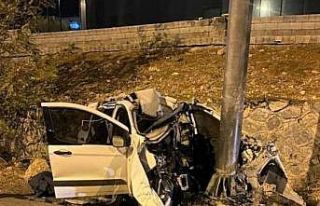 Tabela direğine çarpan aracın sürücüsü öldü
