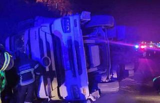 Takla atan tırda sıkışan sürücüyü itfaiye...