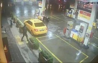 Taksi ücretini ödemedikleri yaşlı şoföre böyle...