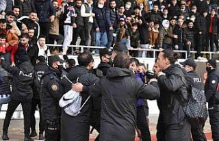 Taraftar ile futbolcu yumruk yumruğa birbirine girdi