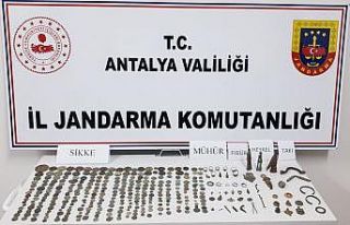 Tarihi eser kaçakçısının üzerinden adeta hazine...
