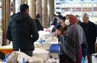 Tarihi Peynirciler Çarşısı esnafı kovboy kapı...