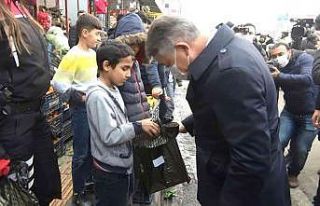 Taş atan çocuklara dokunularak topluma kazandırılıyor