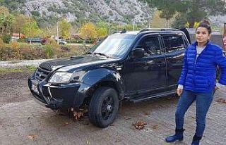 Taşan derede mahsur kalan kadını turistler kurtardı