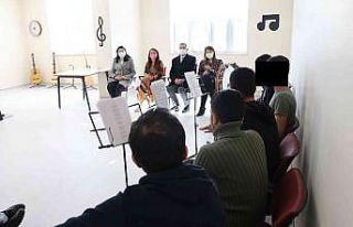 Tedavi gören madde bağımlıları için sosyal kurslar