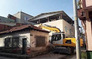 Tehlike arz eden metruk bina yıkıldı