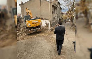 Tehlike arz eden metruk binalar yıkılıyor