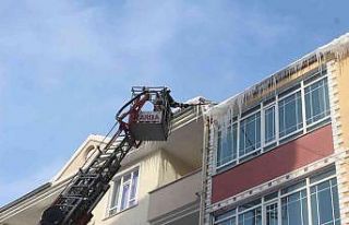 Tehlike saçan buz kütleleri temizlendi