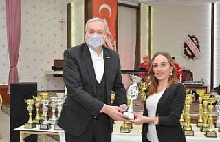 Tek kadın yarışmacının ’Posta’ güvercini...
