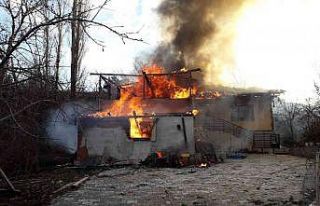 Tek katlı ev alevlere teslim oldu