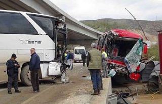(Tekrar) Mersin’de işçi taşıyan servis otobüsleri...