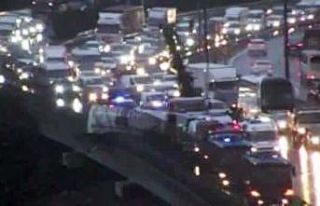 TEM Otoyolu Mahmutbey Viyadüğü’nde cezaevi aracı...