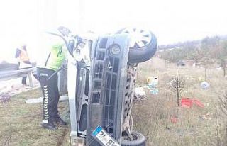 TEM’de hafif ticari araç şarampole devrildi: 1...