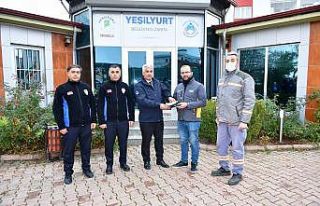 Temizlik görevlisi, yerde bulduğu cüzdanı sahibine...